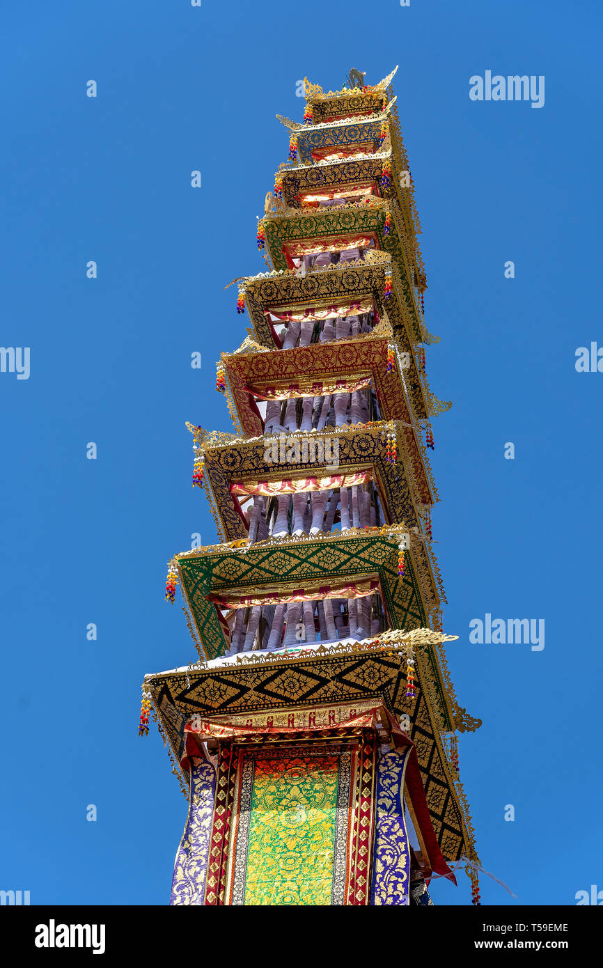 Il tetto di una cremazione Bade tower con il tradizionale design balinese sculture di demoni e fiori sulla strada del centro di Ubud, isola di Bali, Indonesia . Prep Foto Stock