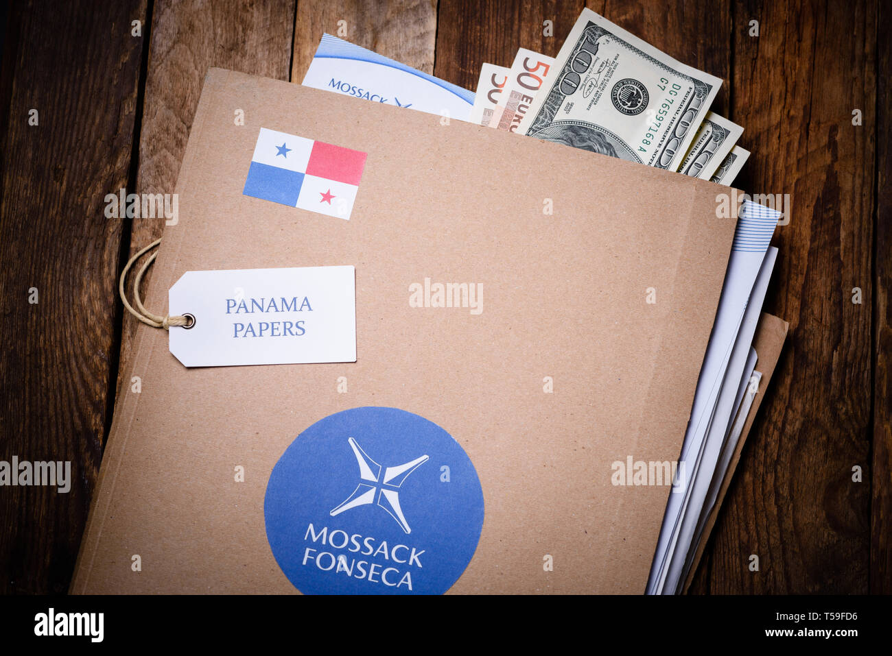 Cracovia in Polonia - Aprile 5, 2016 : Cartella con Mossack Fonseca logo con noi e della moneta europea. Carte di Panama sono milioni di documenti trapelato con informatio Foto Stock