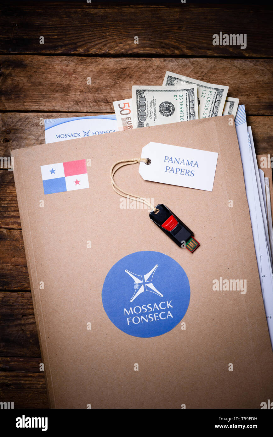 Cracovia in Polonia - Aprile 5, 2016 : Cartella con Mossack Fonseca logo e di USA e UE valuta con unità flash. Carte di Panama sono milioni di documenti trapelato Foto Stock