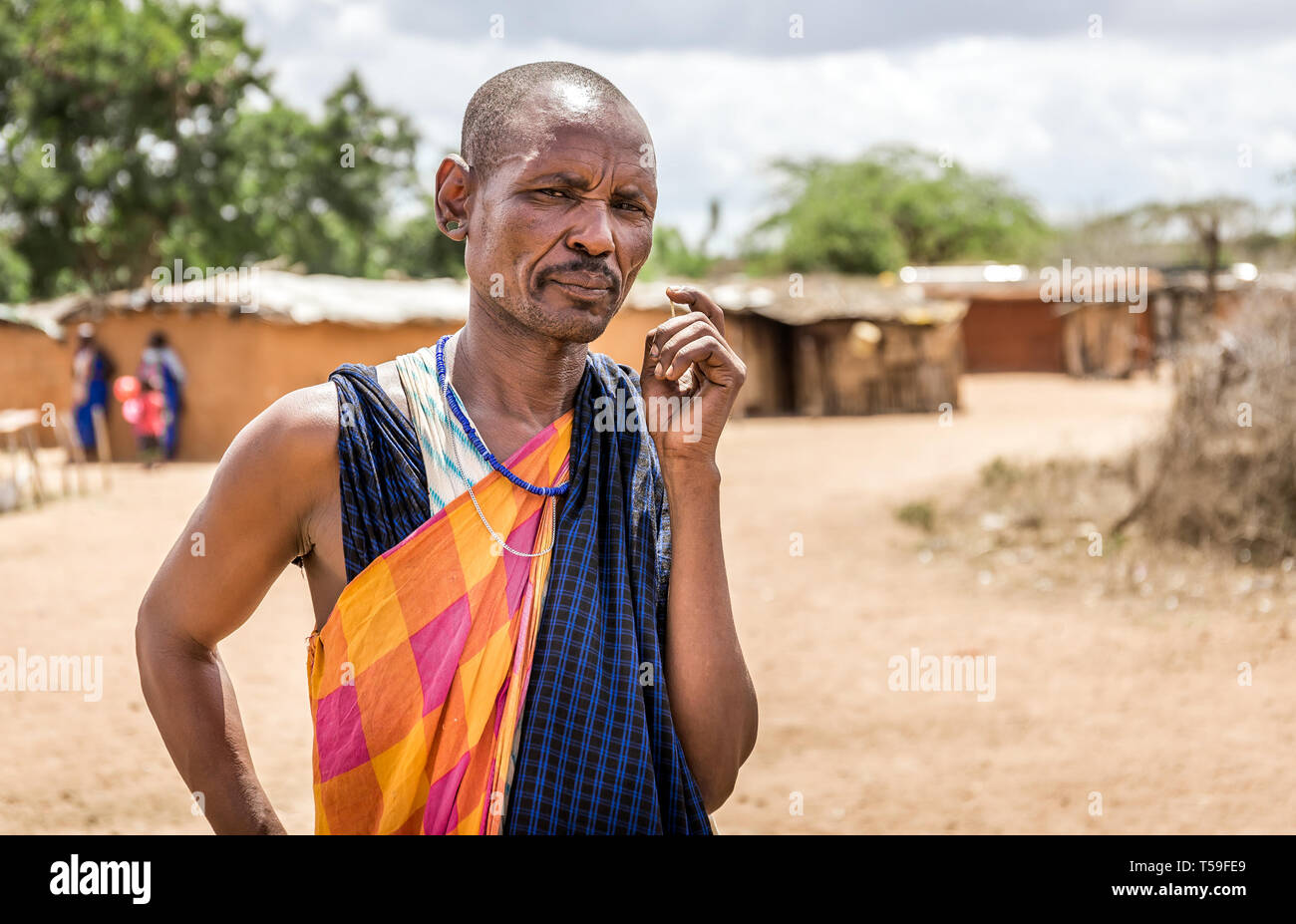 Villaggio dei masai, KENYA - 11 ottobre 2018: Unindentified uomo africano indossando abiti tradizionali in tribù Masai, Kenya Foto Stock