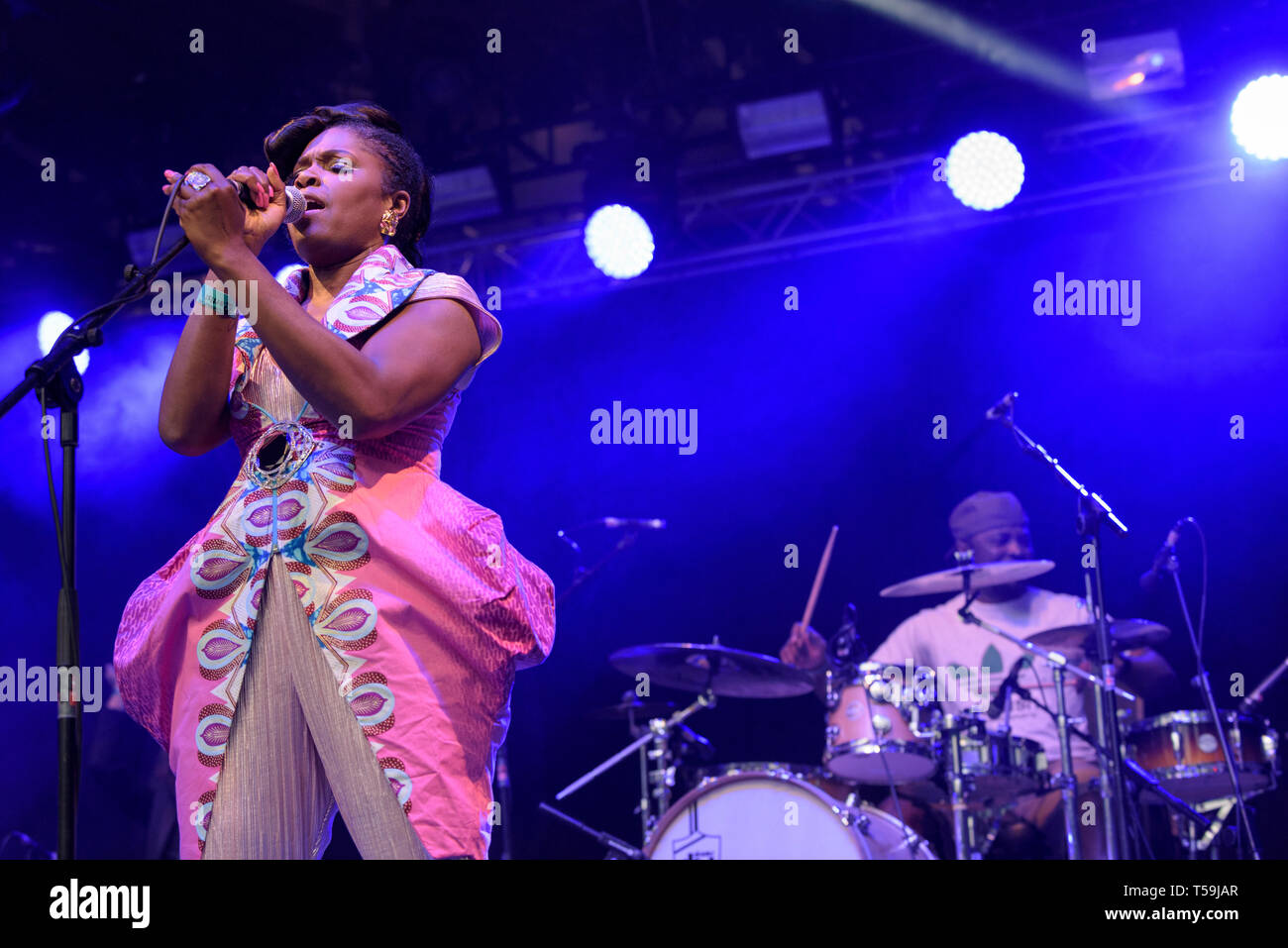 Eno Williams di Ibibio Sound Machine effettuando al Larmer Tree Festival vicino a Salisbury, Wiltshire, Inghilterra, Regno Unito. Il 18 luglio 2015. Foto Stock