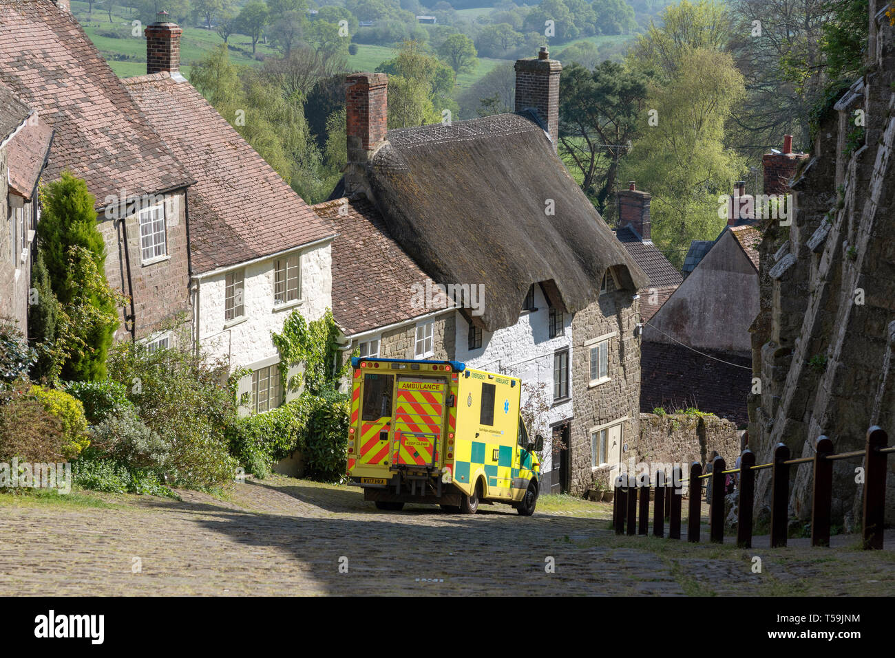 Shaftesbury, Dorset, Inghilterra, Regno Unito. Aprile 2019. Un ambulanza sulla Collina d'Oro una scenografica posizione rurale in Inghilterra. Foto Stock