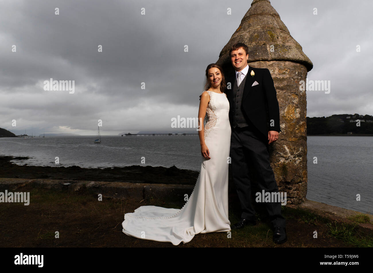 Fotografia di © Jamie Callister. Le nozze di Felix e Maria Hughes. Chiesa Tysilio e Chateau Rhianfa, Menai Straits, Anglesey, Galles del Nord, Foto Stock