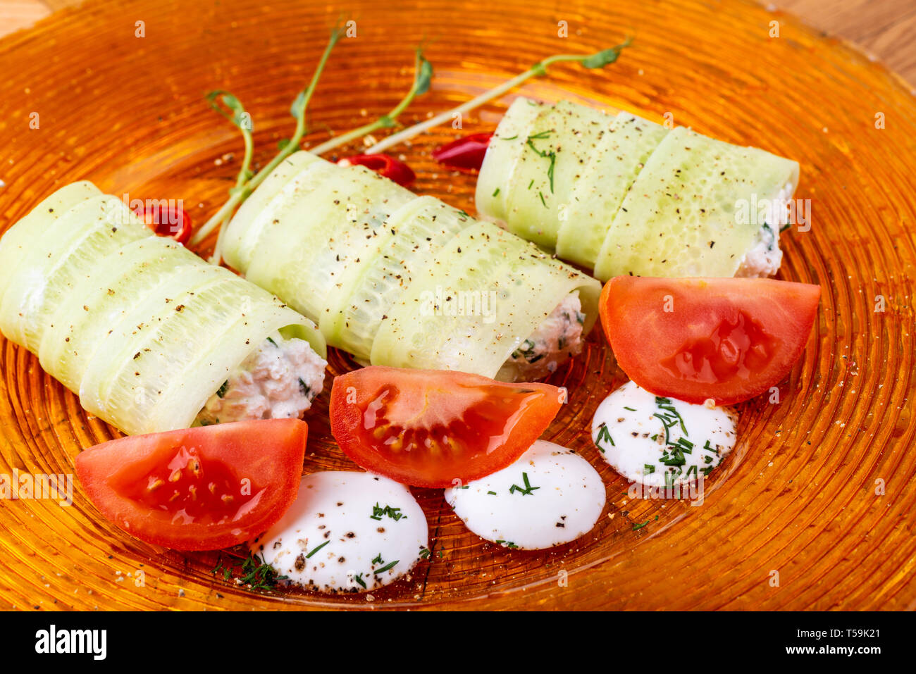 Il cibo italiano sfondo. Mozzarella, di foglie di basilico fresco, pomodoro, olio d'oliva, panini al formaggio e verdi sulla piastra. Close-up Foto Stock