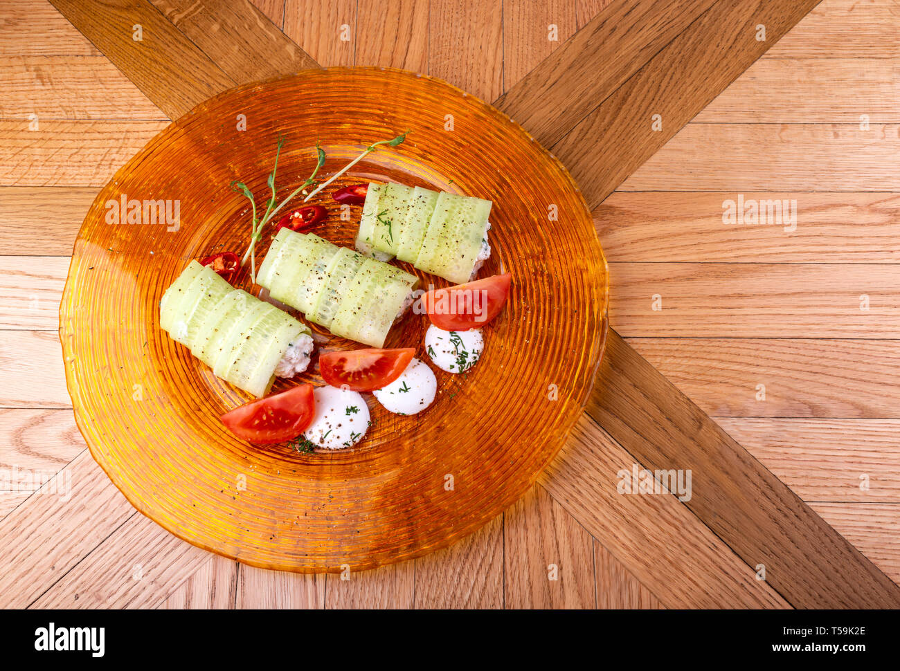 Il cibo italiano sfondo. Mozzarella, di foglie di basilico fresco, pomodoro, olio d'oliva, panini al formaggio e verdi sulla piastra. Vista dall'alto. Foto Stock
