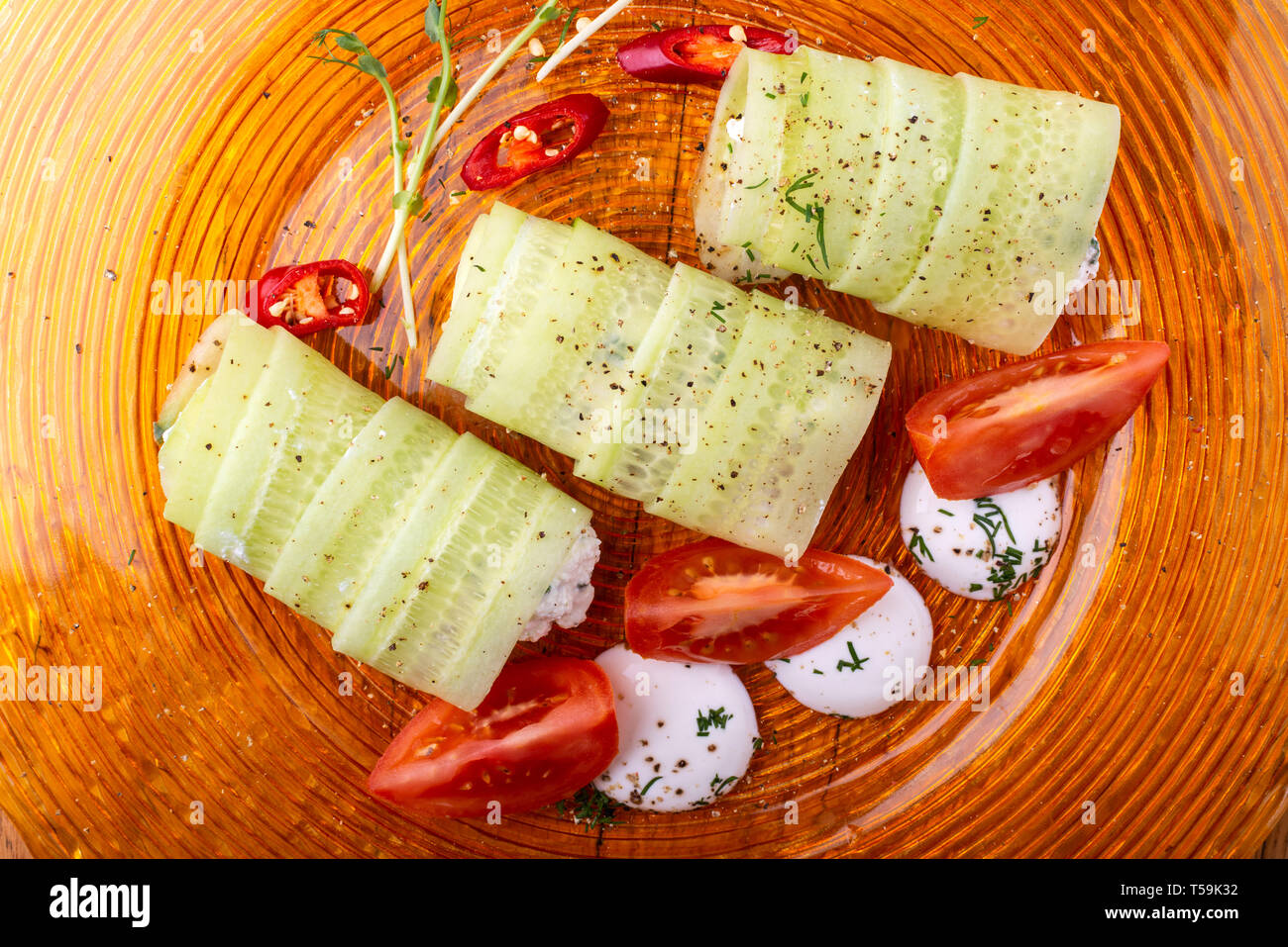 Il cibo italiano sfondo. Mozzarella, di foglie di basilico fresco, pomodoro, olio d'oliva, panini al formaggio e verdi sulla piastra. Close-up Foto Stock