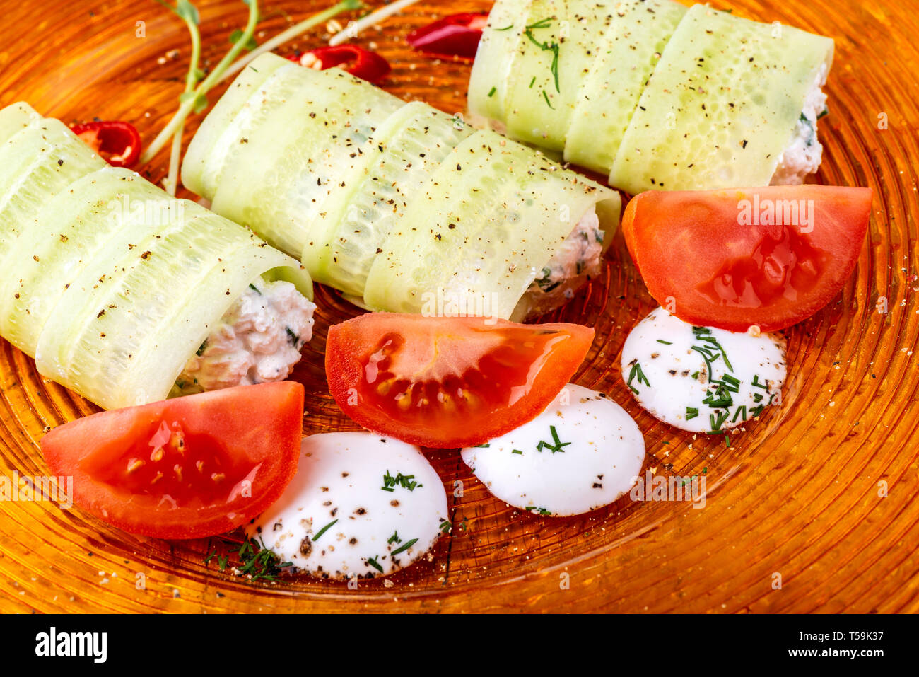 Il cibo italiano sfondo. Mozzarella, di foglie di basilico fresco, pomodoro, olio d'oliva, panini al formaggio e verdi sulla piastra. Macro Foto Stock