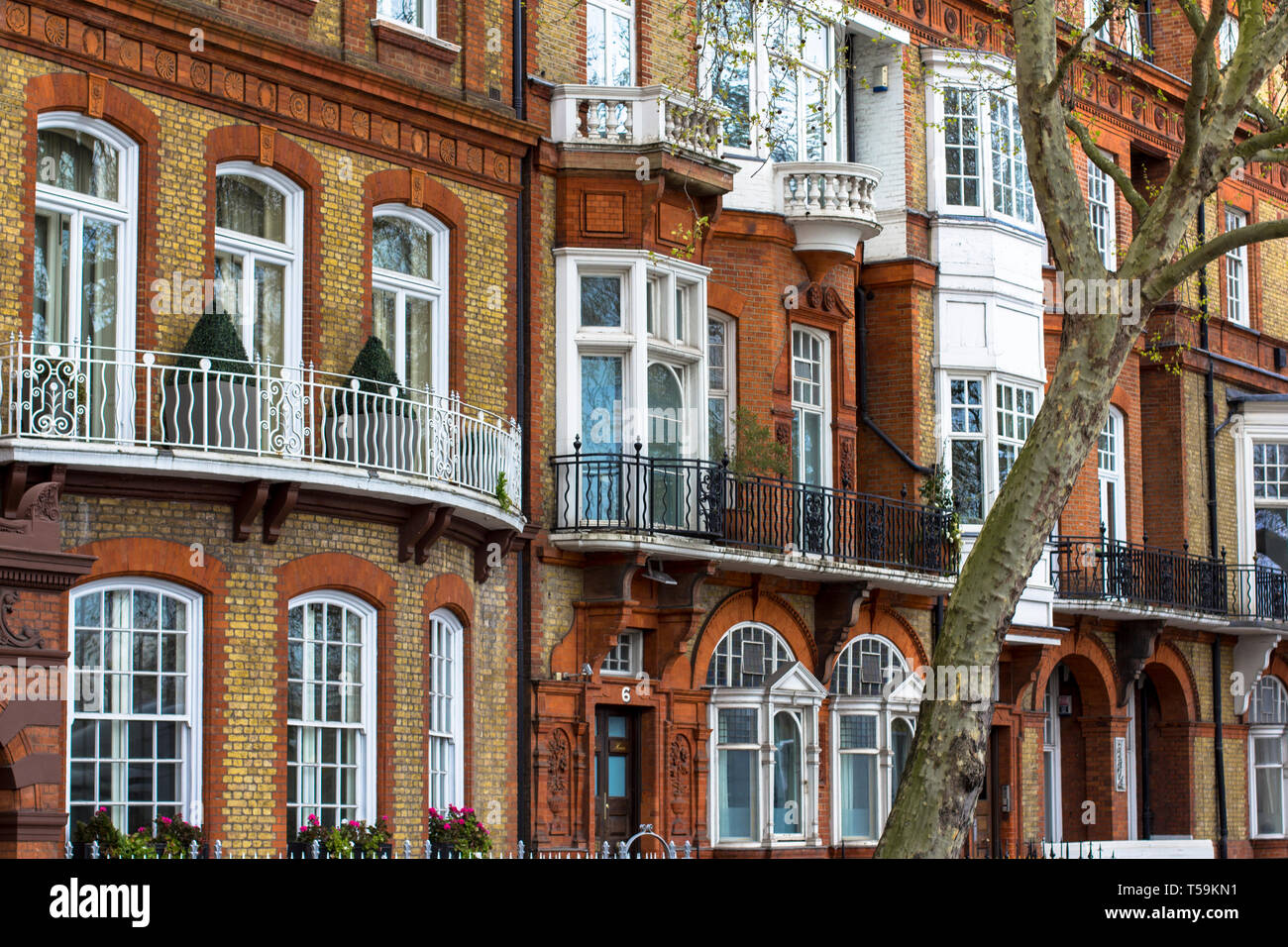 Di lusso casa in mattoni con finestre bianche in zona tranquilla nel centro di Londra. Appartamenti sulle rive del Tamigi. Foto Stock