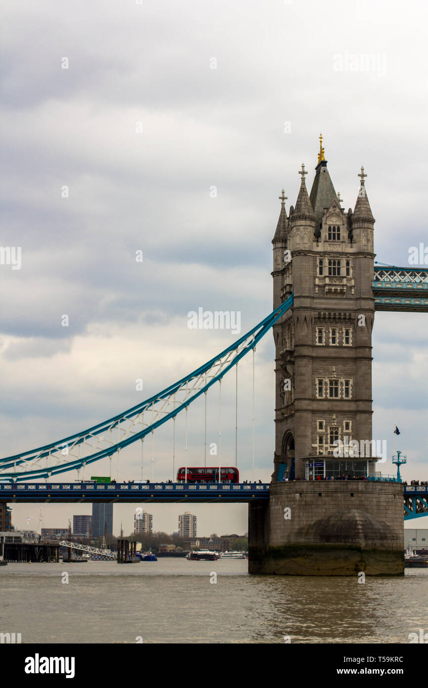 Londra, Gran Bretagna. Aprile 12, 2019. Il Tower bridge. Bus Dubledecker. Foto Stock