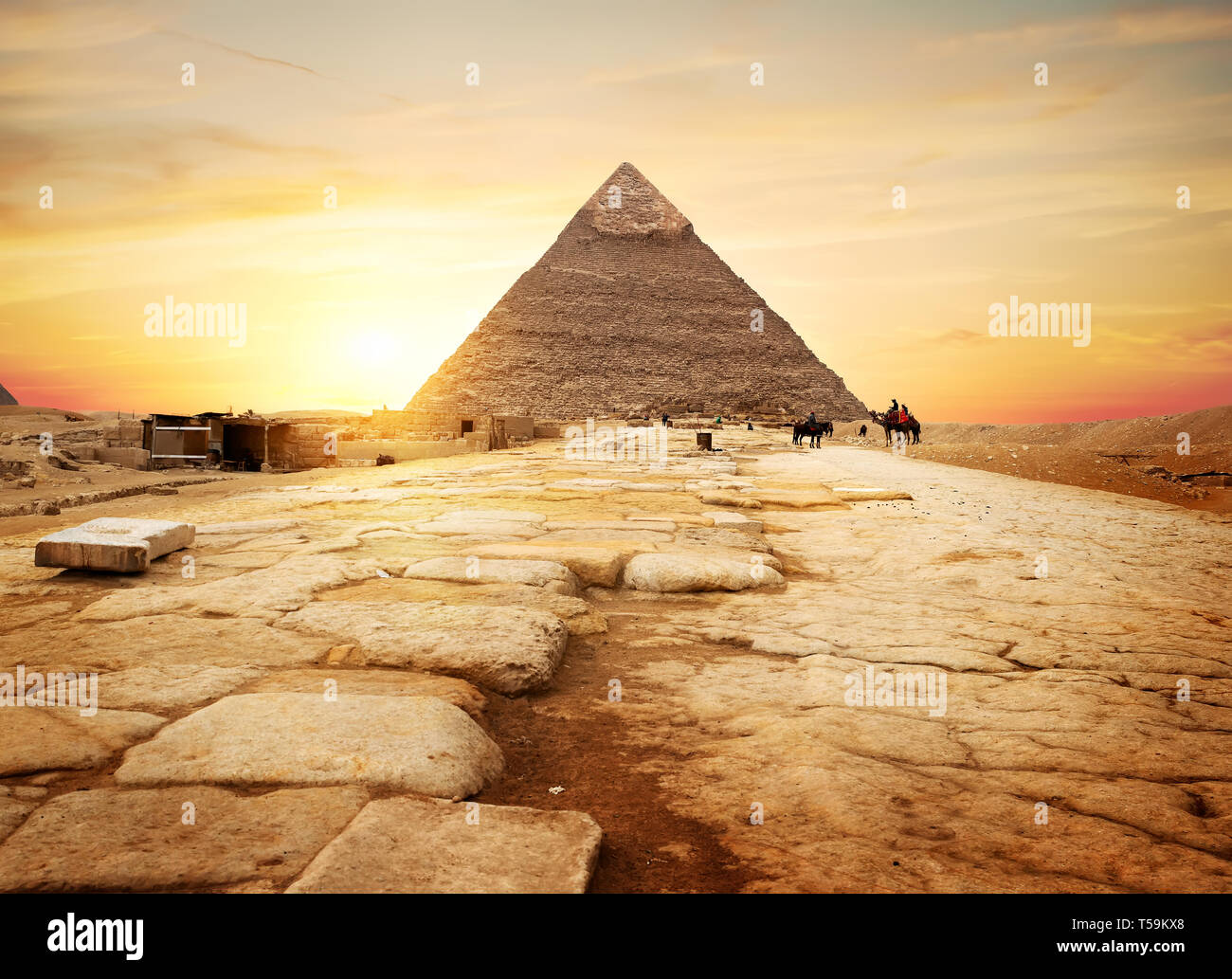 Piramide egizia nel deserto di sabbia e il cielo chiaro Foto Stock