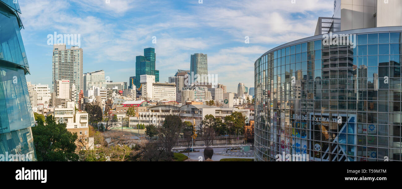 Vista panoramica del quartiere Roppongi con alti edifici adibiti ad uffici e il TV Asahi headquarters. Tokyo, Giappone. Foto Stock