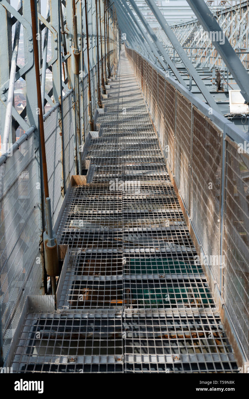 La scorza di camminare modi sulla parte superiore gantry del Newport Transporter Bridge, nel Galles del Sud. Foto Stock