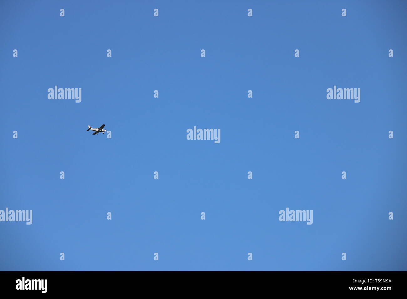 Flugzeug am Himmel Foto Stock