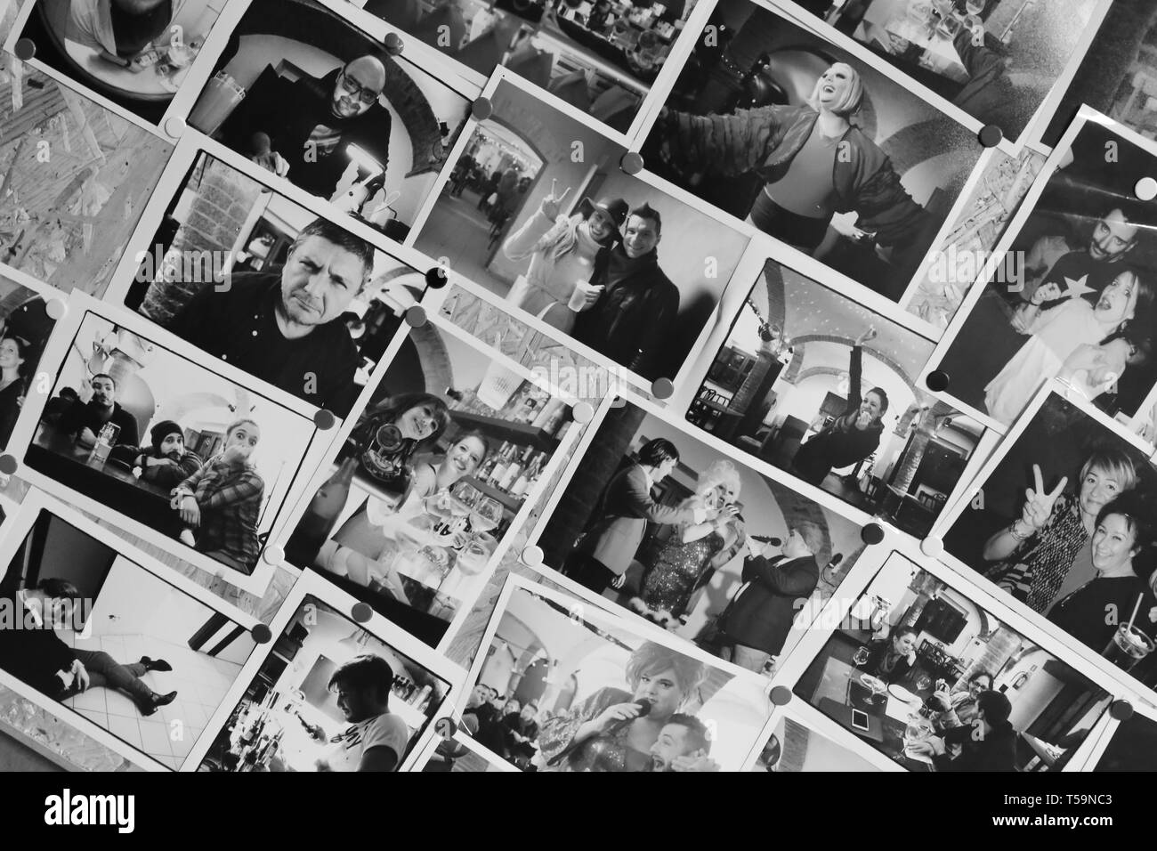 Fotografie in bianco e nero di varie persone sulla parete Foto stock - Alamy