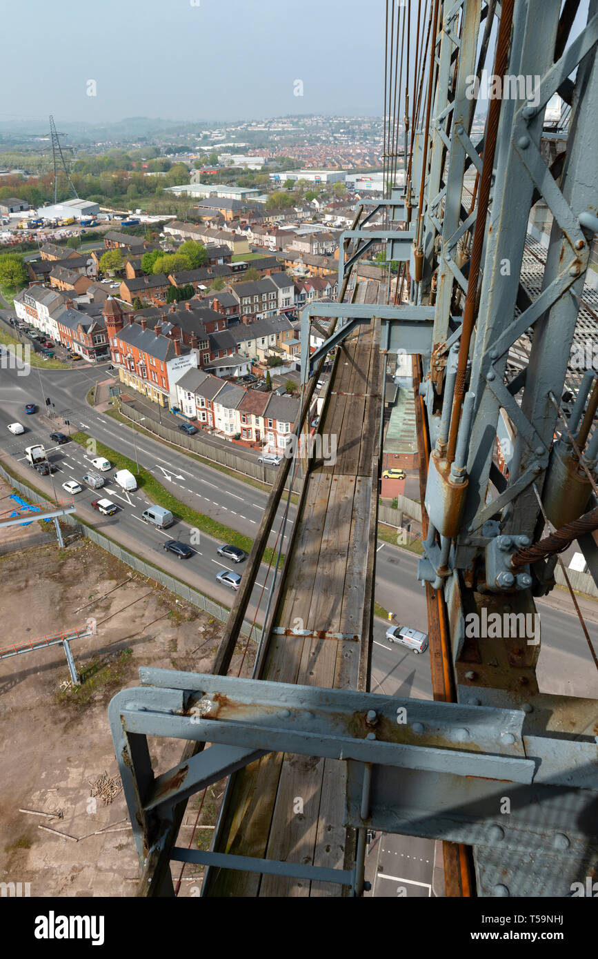 La zona industriale di pillola è vista dalla parte superiore del Newport Transporter Bridge, South Wales, Regno Unito. Foto Stock