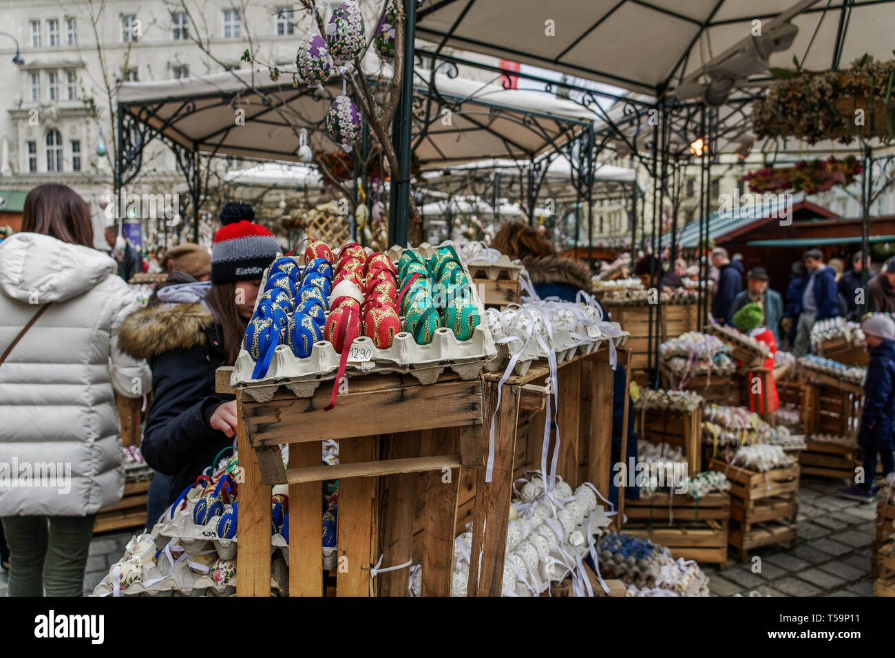 Vienna, Austria Pasqua Altwiener mercato Ostermarkt Freyung. Wien, Osterreich 2019 street market, dove i fornitori austriaci vendere decorative uova di Pasqua. Foto Stock