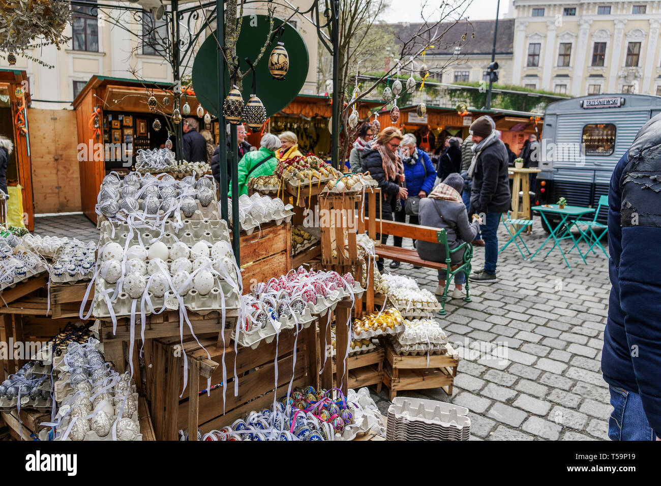 Vienna, Austria Pasqua Altwiener mercato Ostermarkt Freyung. Wien, Osterreich 2019 street market, dove i fornitori austriaci vendere decorative uova di Pasqua. Foto Stock