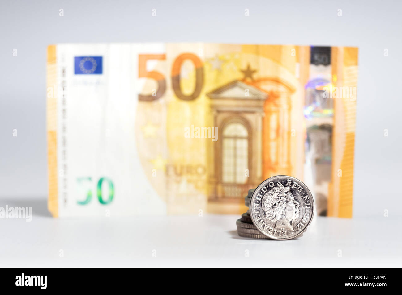 5 pence moneta con l'immagine di Elizabeth II su una offuscata 50 euro banconota Brexit concetto. Foto Stock