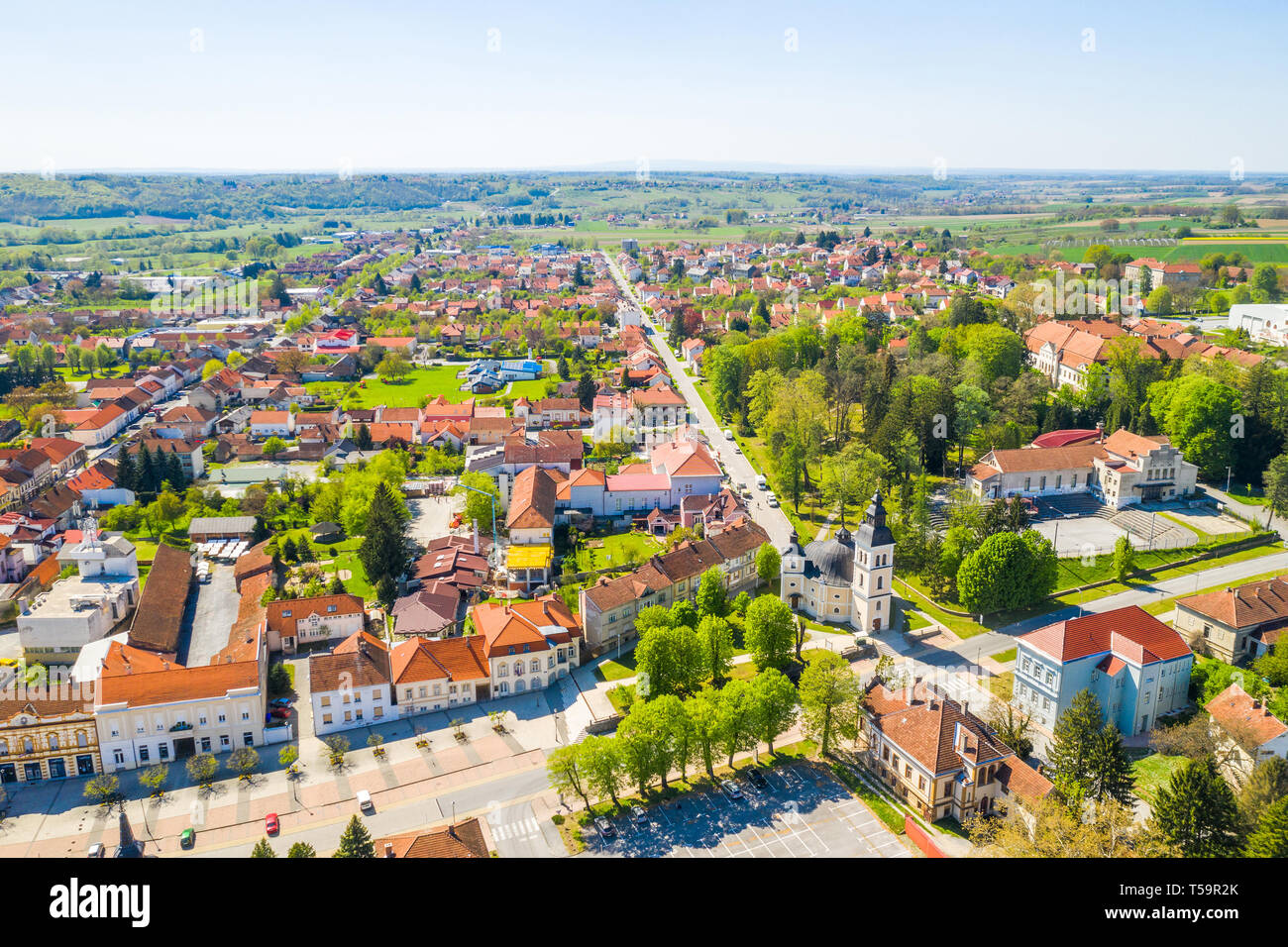 Croazia e Slavonia, città di Daruvar, la piazza principale e la Chiesa cattolica in primavera e panoramica vista drone Foto Stock