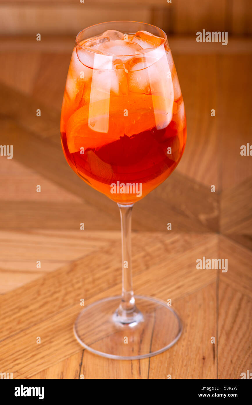 Aperol spritz cocktail in vetro su un tavolo di legno Foto Stock