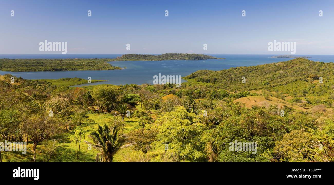 Costa dell'Oceano Pacifico, ampio paesaggio panoramico e punto panoramico delle paludi tropicali. Blue Skyine Panama America centrale Provincia di Chiriqui Foto Stock