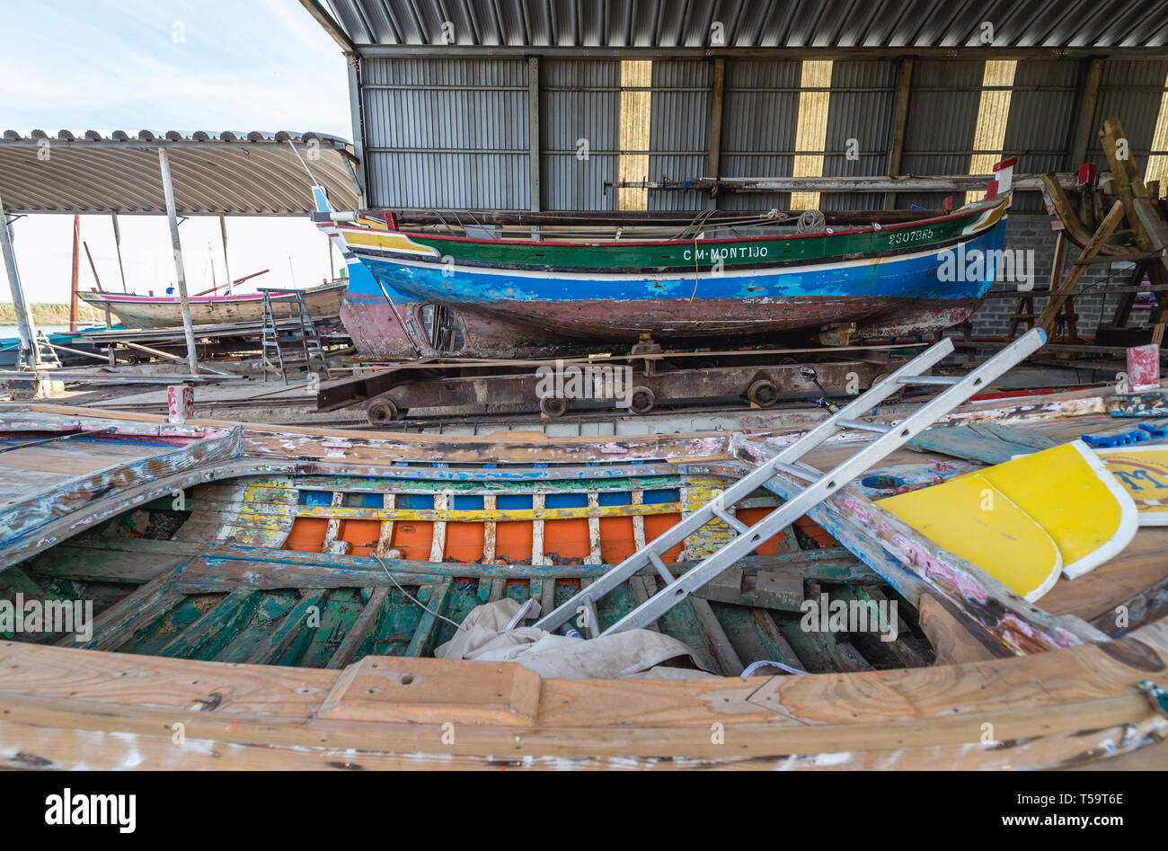 Interno del cantiere in cui i tradizionali fiume Tago barche sono costruiti e riparati in Sarilhos Pequenos village a Moita comune, Portogallo Foto Stock