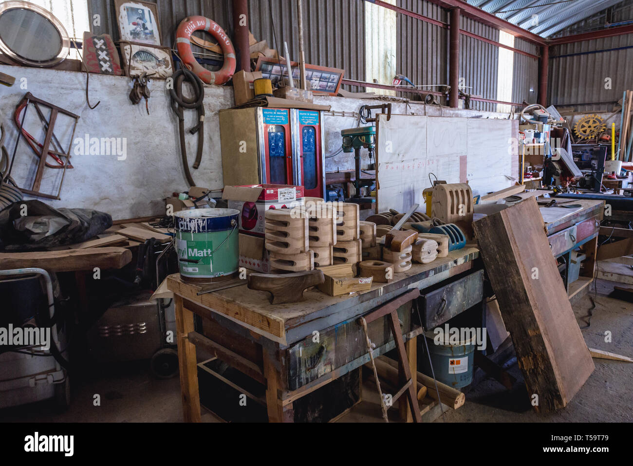 Banco di lavoro in cantiere in cui i tradizionali fiume Tago barche sono costruiti e riparati in Sarilhos Pequenos village, Portogallo Foto Stock