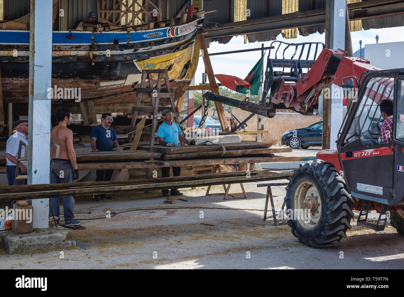 Un cantiere in cui i tradizionali fiume Tago barche sono costruiti e riparati in Sarilhos Pequenos village a Moita comune, Portogallo Foto Stock