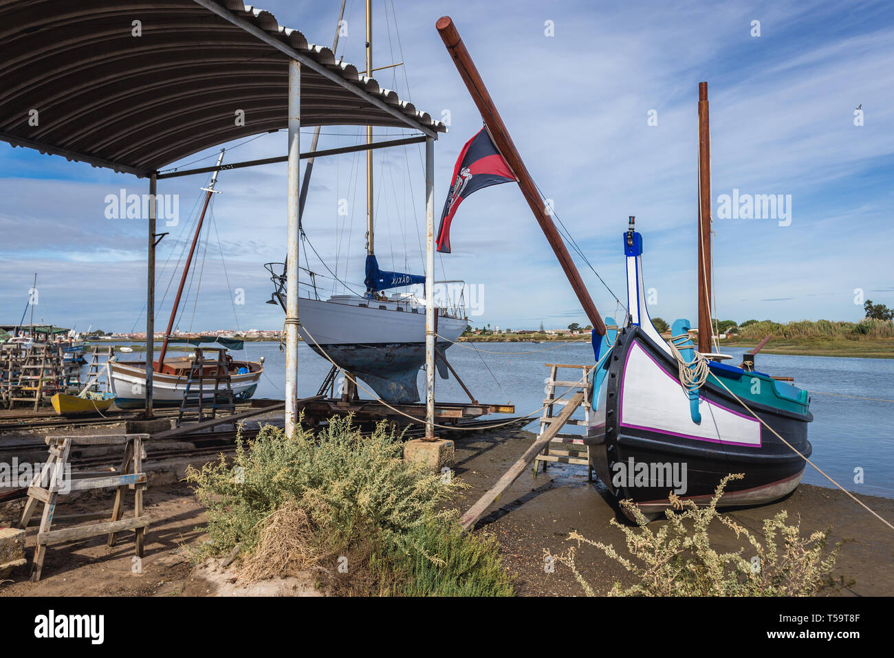 Dock in cantiere in cui i tradizionali fiume Tago barche sono costruiti e riparati in Sarilhos Pequenos village a Moita comune, Portogallo Foto Stock