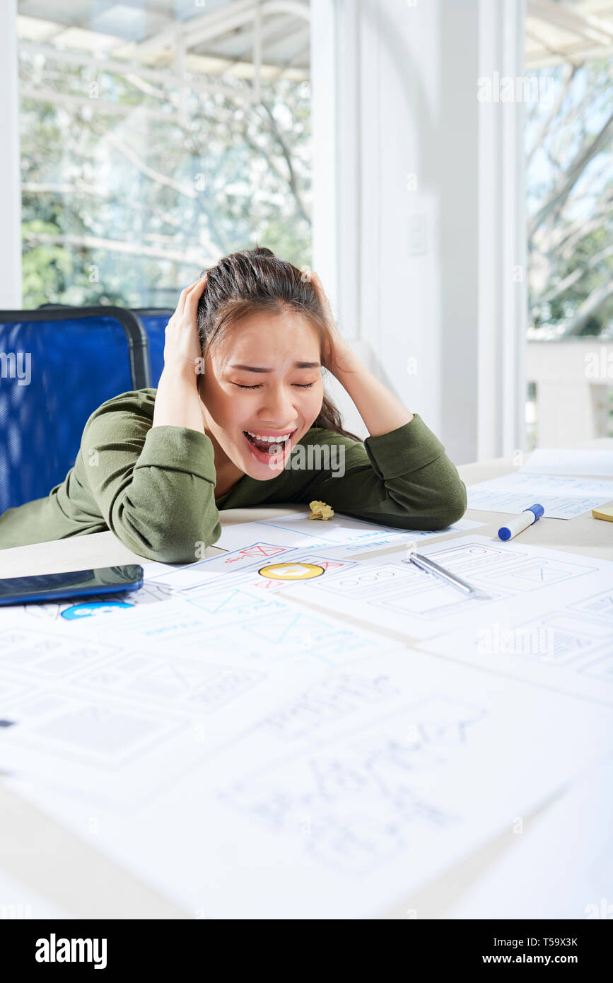 Donna con lo stallo sul lavoro Foto Stock