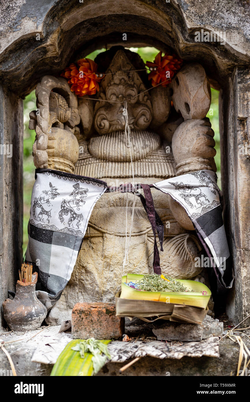 Offrire a una piccola scultura a un tempio a Bali, in Indonesia Foto Stock