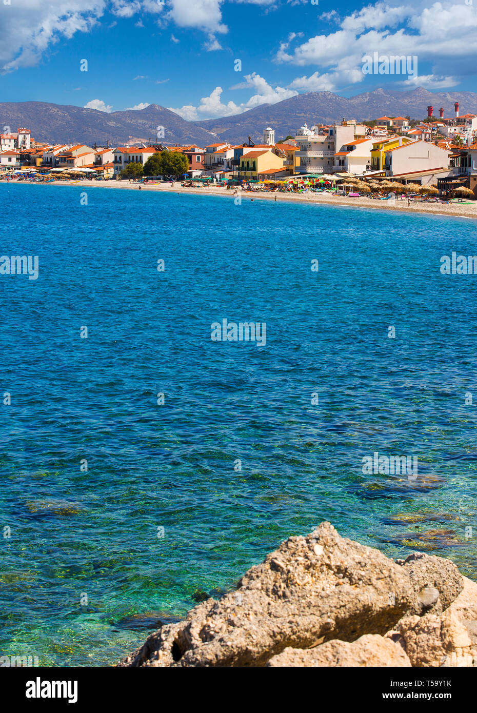 Bella spiaggia Kokkari, una bella giornata d'estate sull isola di Samos in Grecia Foto Stock