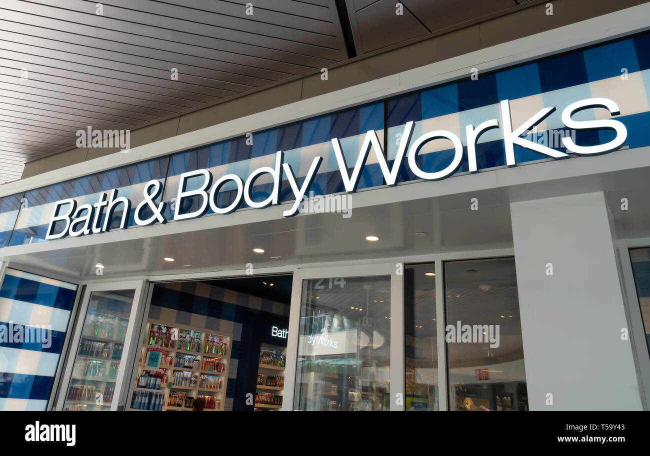 SANTA MONICA, CA/STATI UNITI D'America - 18 Aprile 2019: Bath & Body Works retail store esterno e logo del marchio. Foto Stock