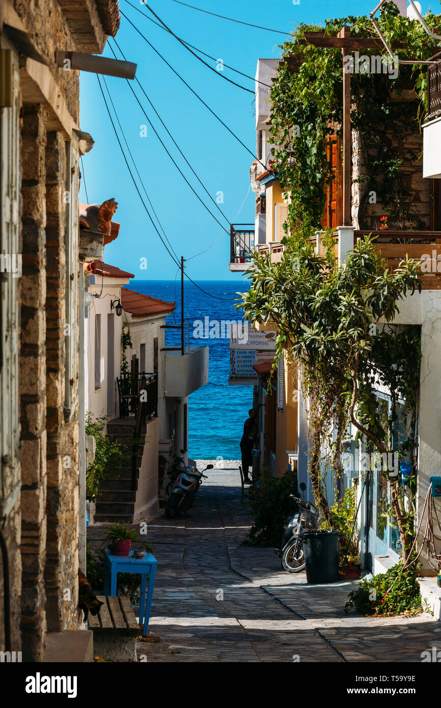 Isola di Samos, Grecia - 12 Settembre 2017: Bella old street a Kokkari sull isola di Samos in Grecia Foto Stock