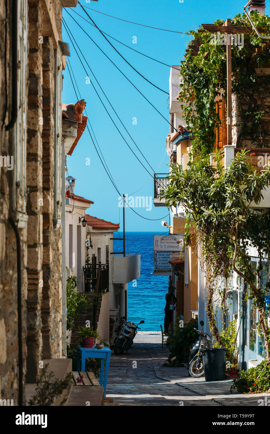 Isola di Samos, Grecia - 12 Settembre 2017: Bella old street a Kokkari sull isola di Samos in Grecia Foto Stock