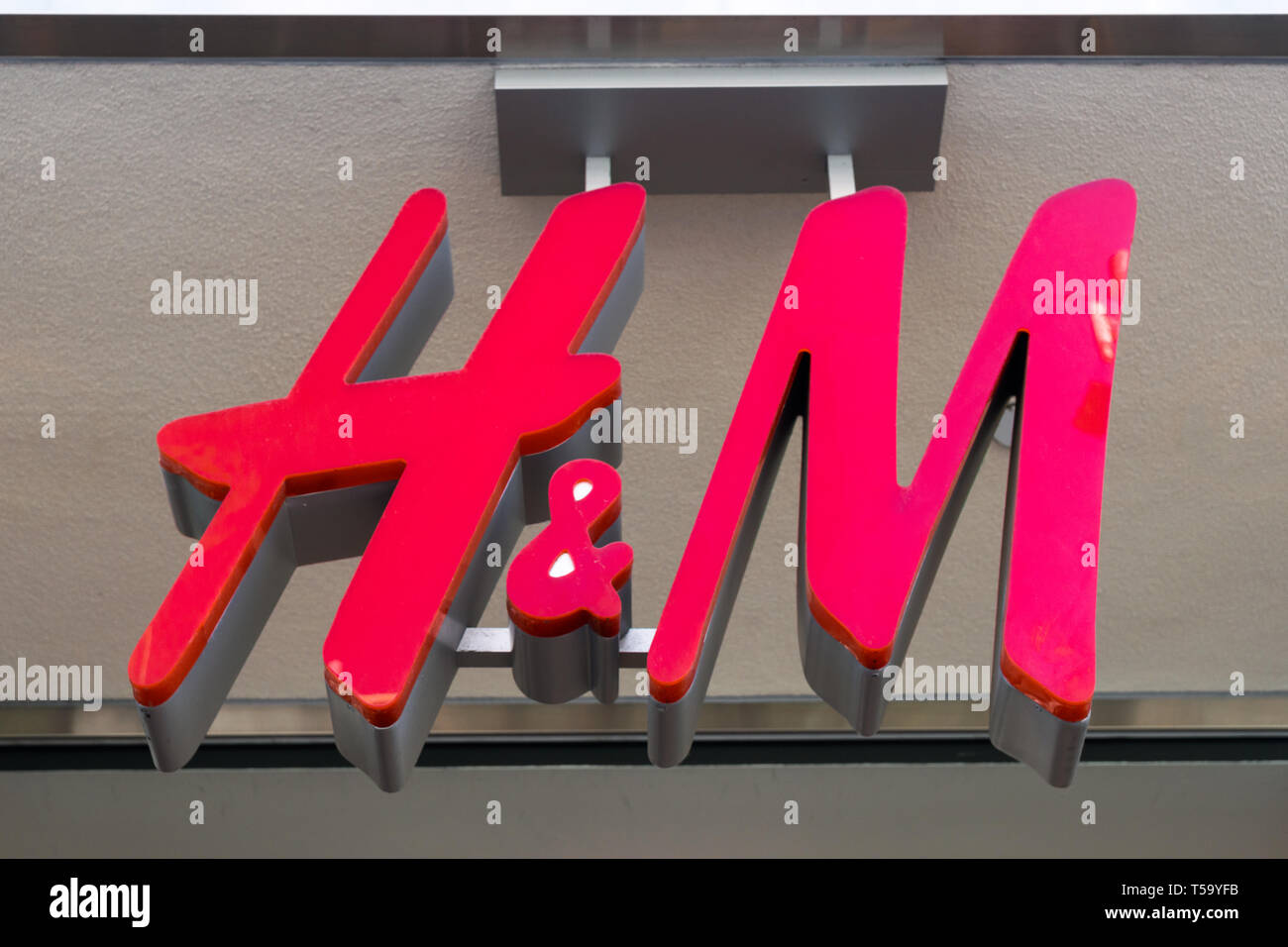 SANTA MONICA, CA/STATI UNITI D'America - 18 Aprile 2019: H&M retail store esterno e logo del marchio. Foto Stock