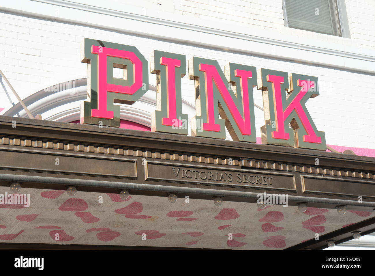 SANTA MONICA, CA/STATI UNITI D'America - 18 Aprile 2019: Rosa Victoria's Secret Store esterno e logo del marchio. Foto Stock