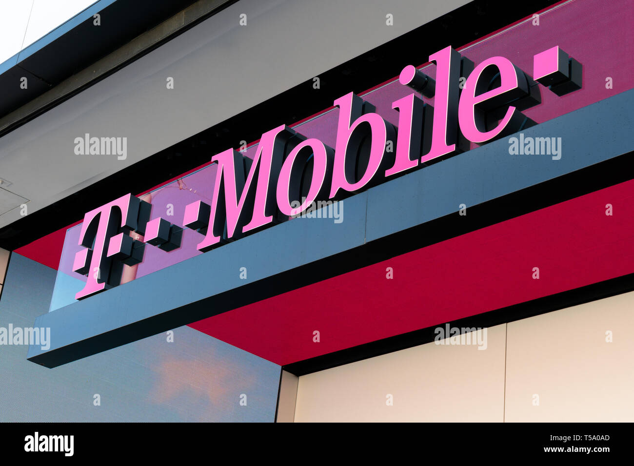 SANTA MONICA, CA/STATI UNITI D'America - 18 Aprile 2019: T-Mobile store esterno e segno. T-Mobile International è un tedesco di comunicazione mobile aziendale. Foto Stock