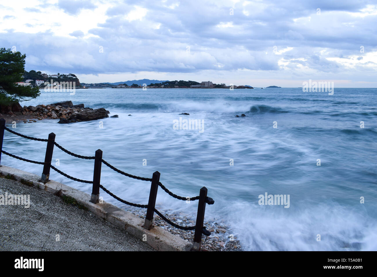 Drammatica Misty Waves lungo la costa mediterranea la linea Foto Stock