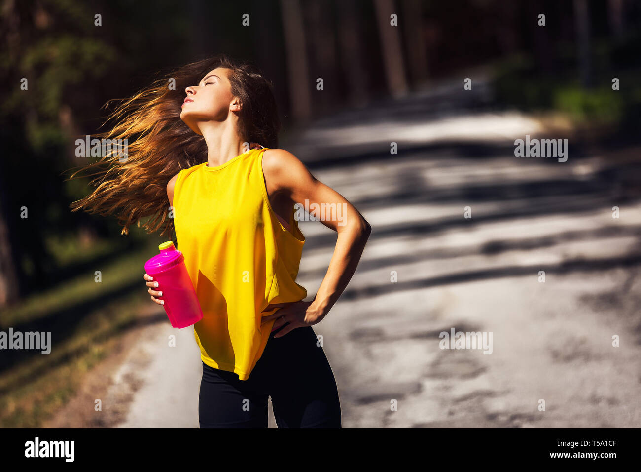 Ritratto di giovane donna fit. Concetto di fitness Foto Stock