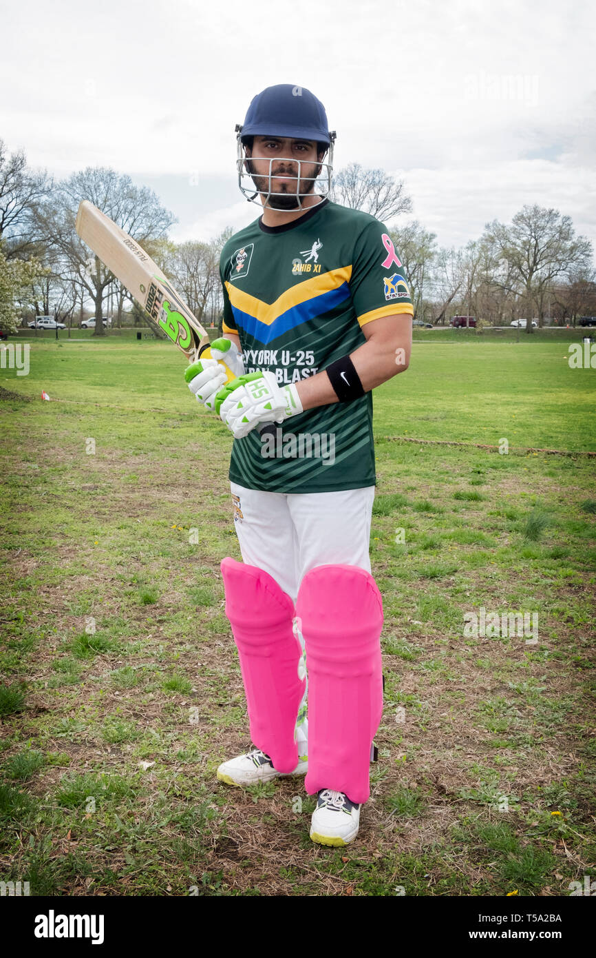Un pakistano American cricket battitore nella sua 20's che posano per una foto a un torneo in Baisley Pond Park in Giamaica, Queens, a New York City. Foto Stock