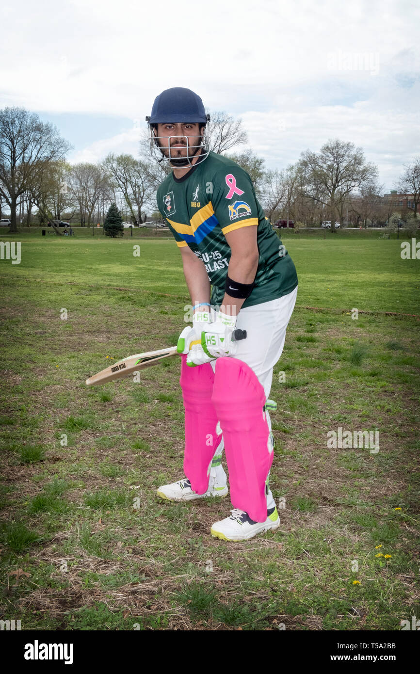 Un pakistano American cricket battitore nella sua 20's che posano per una foto a un torneo in Baisley Pond Park in Giamaica, Queens, a New York City. Foto Stock