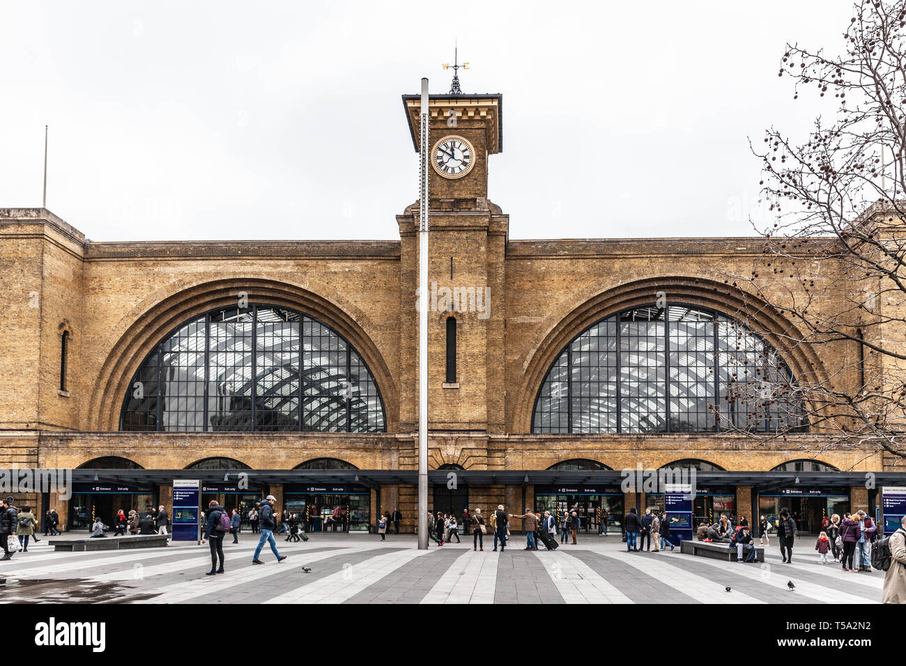 Dalla Stazione Ferroviaria di King's Cross e Euston Road, Londra, Inghilterra, Regno Unito. Foto Stock
