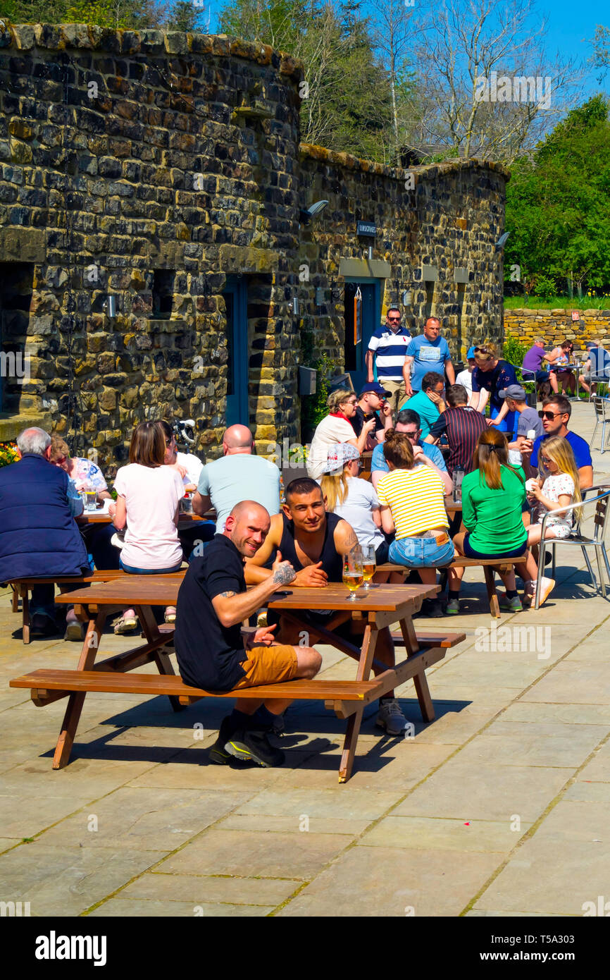 I gruppi della famiglia godendo di sole primaverile al Signore famose pietre cafÃ© in Cleveland Hills North Yorkshire Moors National Park Foto Stock
