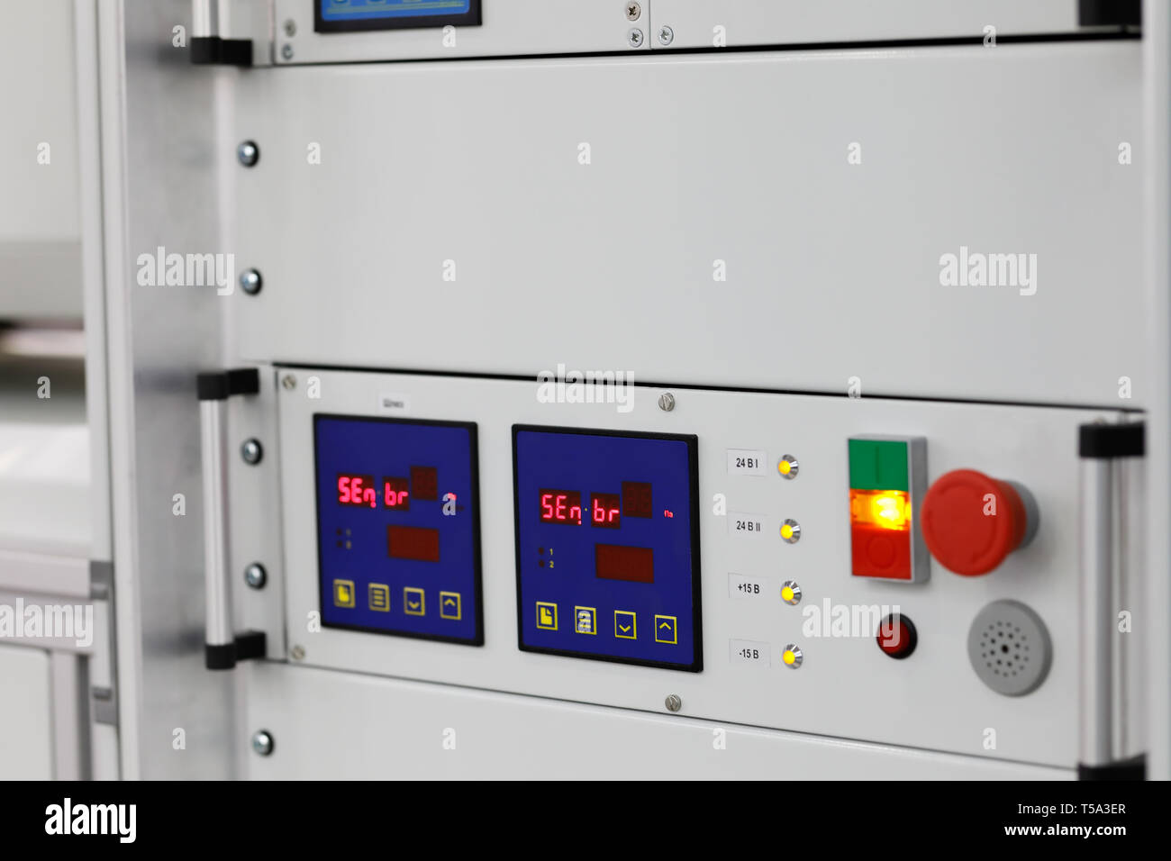 Industriale per montaggio a rack di attrezzature vicino. Messa a fuoco selettiva. Foto Stock