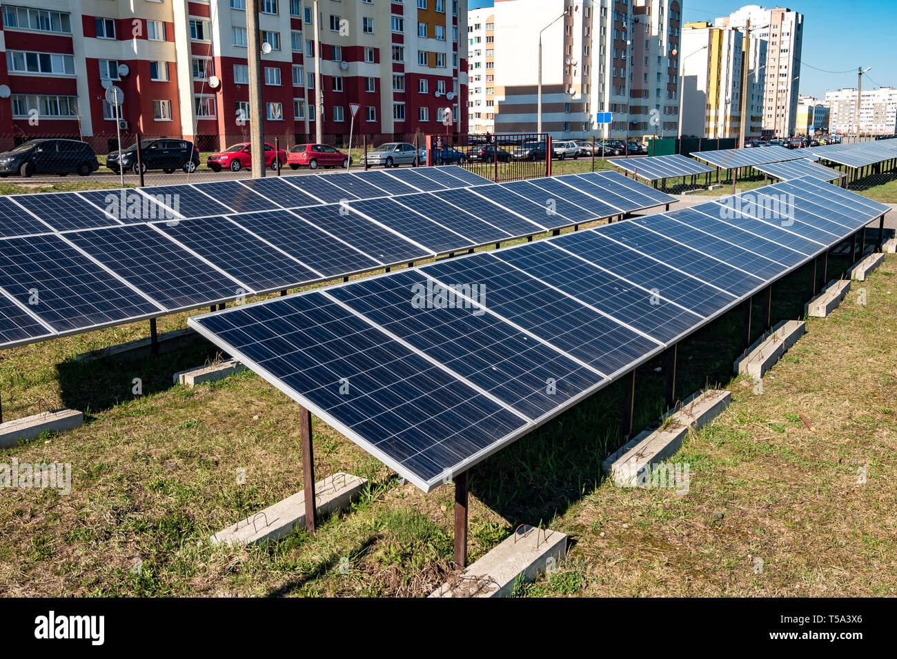 I pannelli solari vicino quartiere residenziale della città. Fonti di energia solare. Foto Stock