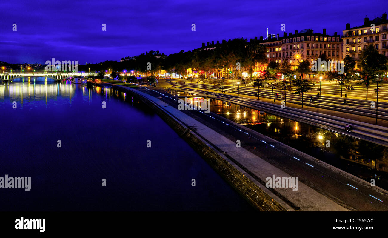 Vista del Rodano a Lione durante la notte, Francia Foto Stock