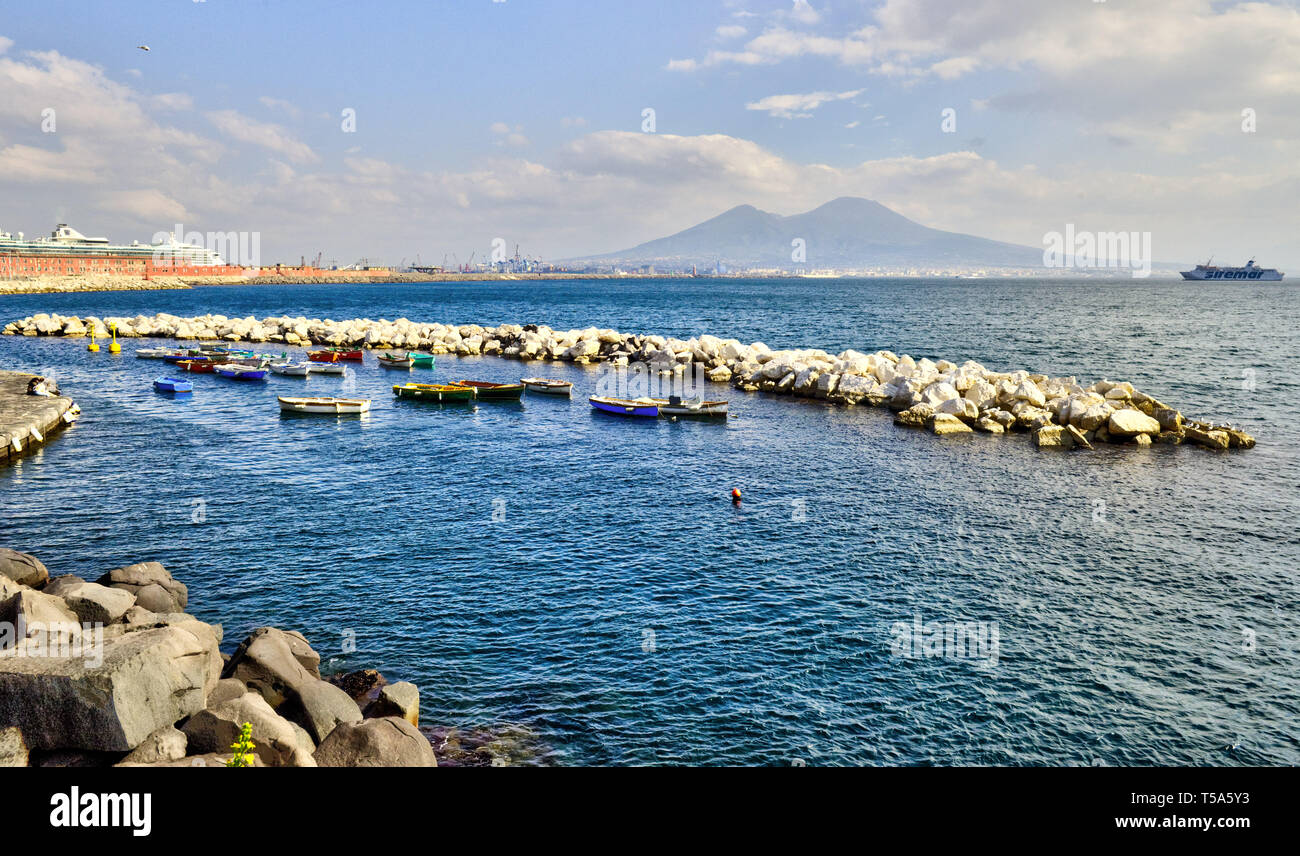 Napoli Napoli e il Vesuvio sullo sfondo in una giornata autunnale, Italia, Campania ,l'Europa Foto Stock