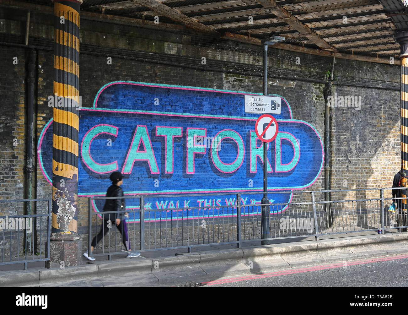Catford,sud di Londra, Regno Unito. Nuovo segno dipinto sotto il ponte della ferrovia nella tradizione " British Rail' style. South Circular Road. Foto Stock