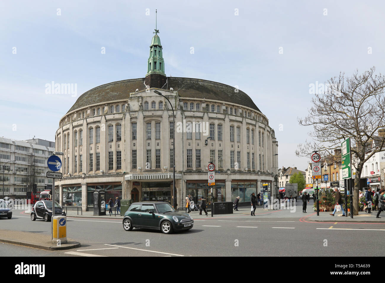 Il Teatro di Broadway, Catford,sud di Londra, Regno Unito. Un caratteristico edificio circolare contenente anche il Consiglio uffici e strutture. Foto Stock